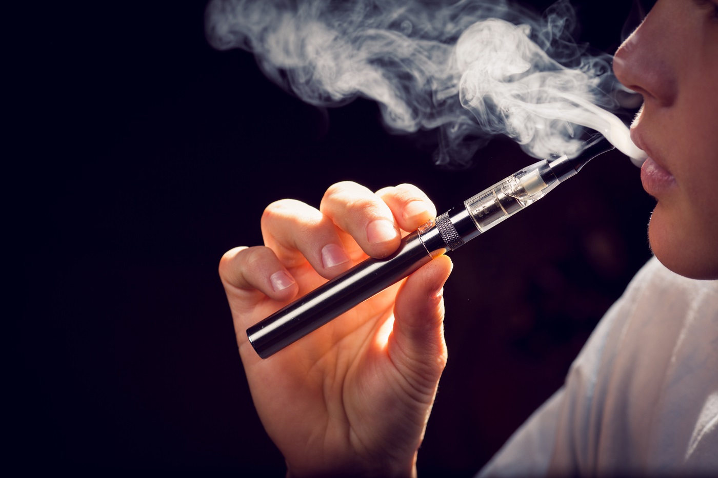 Confused about electronic cigarette harmful or not? This guide makes the potential health effects easy to grasp.